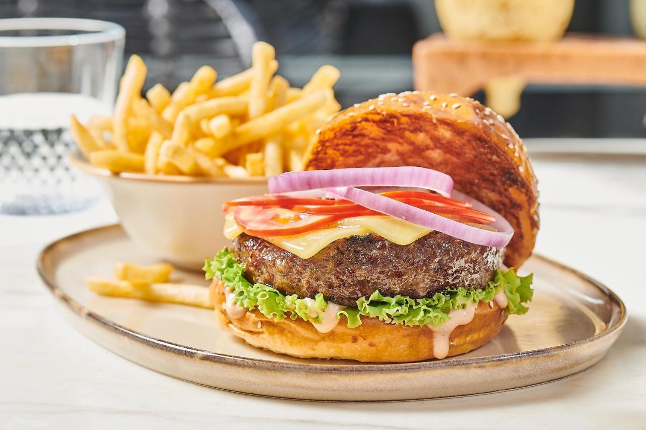Crowne Plaza - West Cairo Arkan By Ihg 6th of October City Exterior photo A hamburger with fries